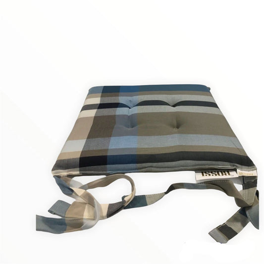 Cuscino quadrato da sedia singolo in puro cotone pettinato tessuto tinto filo. Ciò significa che i motivi sono ottenuti grazie alla tessitura di filati tinti, anziché dalla stampa. In questo modo i colori sono più intensi, durano più a lungo, anche dopo anni di lavaggi. cm 40 x 40. In negozio e online su tuttochic.it