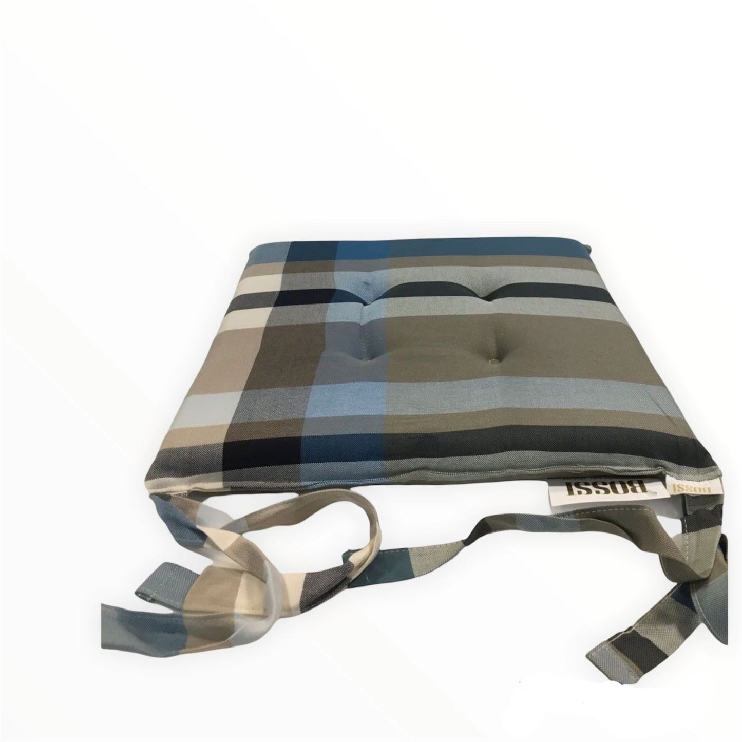 Cuscino quadrato da sedia singolo in puro cotone pettinato tessuto tinto filo. Ciò significa che i motivi sono ottenuti grazie alla tessitura di filati tinti, anziché dalla stampa. In questo modo i colori sono più intensi, durano più a lungo, anche dopo anni di lavaggi. cm 40 x 40. In negozio e online su tuttochic.it