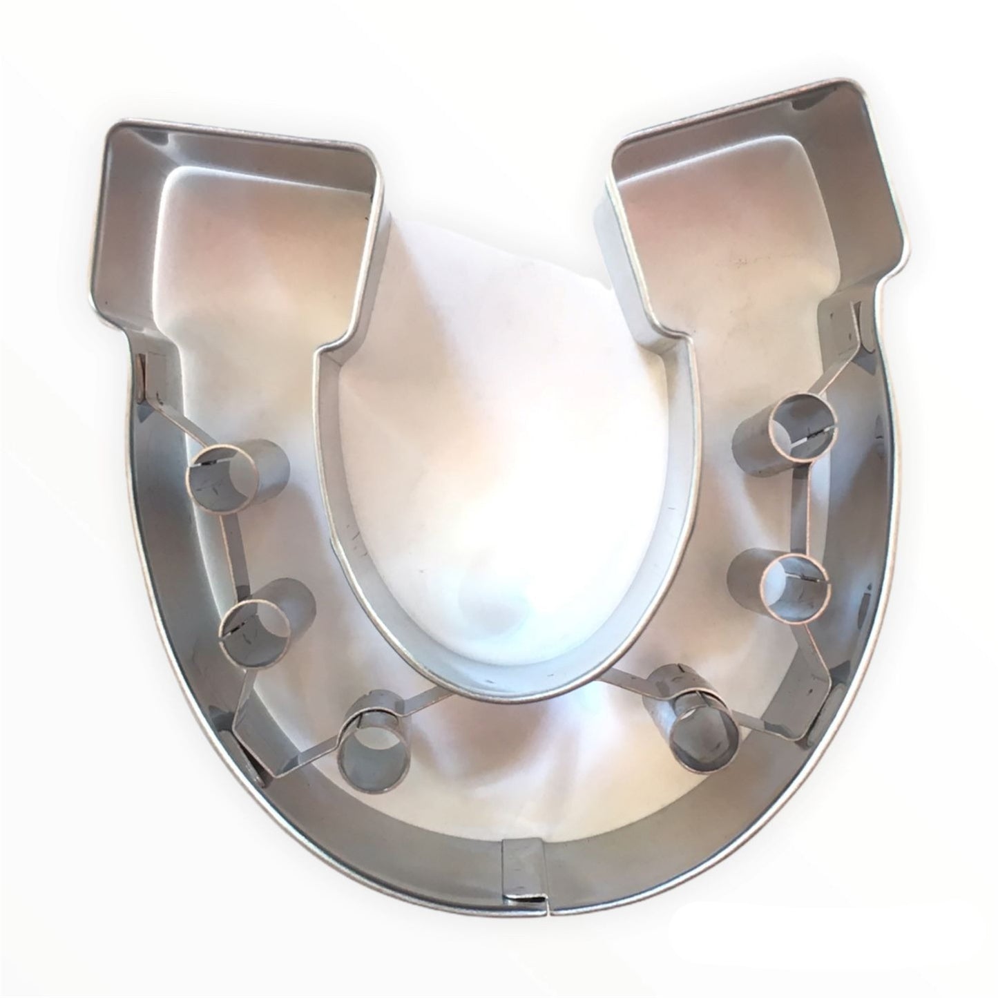 Tagliabiscotti Ferro di Cavallo, con goffratura interna, in acciaio inox 7 cm, lavabile in lavastoviglie. I nostri tagliabiscotti possono essere utilizzati anche per pane, burro, formaggio, salsiccia, frutta. In questo modo puoi potenziare ogni buffet e ogni pausa pranzo. In negozio e online su tuttochic.it