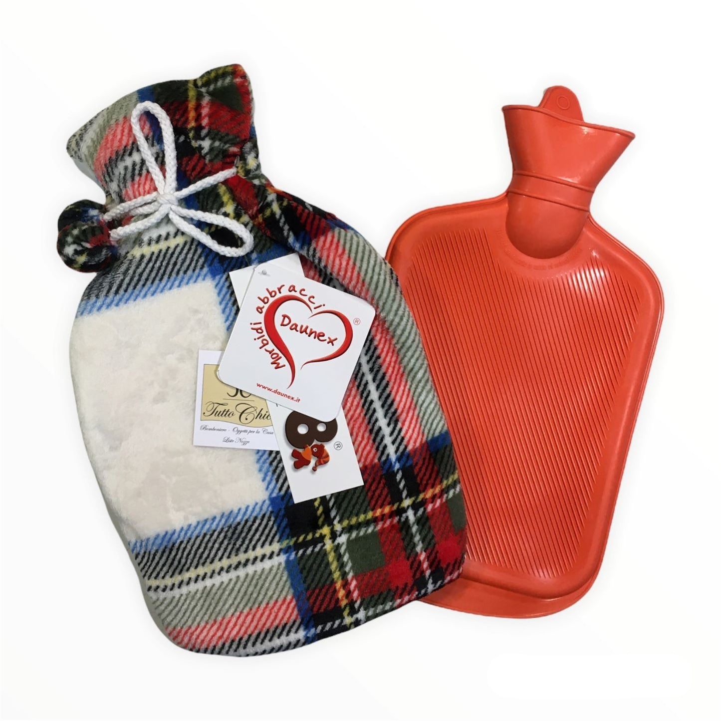 Borsa dell'acqua calda in morbidissima microfibra con fondo di colore bianco e decoro Tartan scozzese. "Fatti coccolare con un morbido abbraccio". Dimensioni: cm 23 x 37 Tessuto 100% poliestere. In negozio e online su tuttochic.it