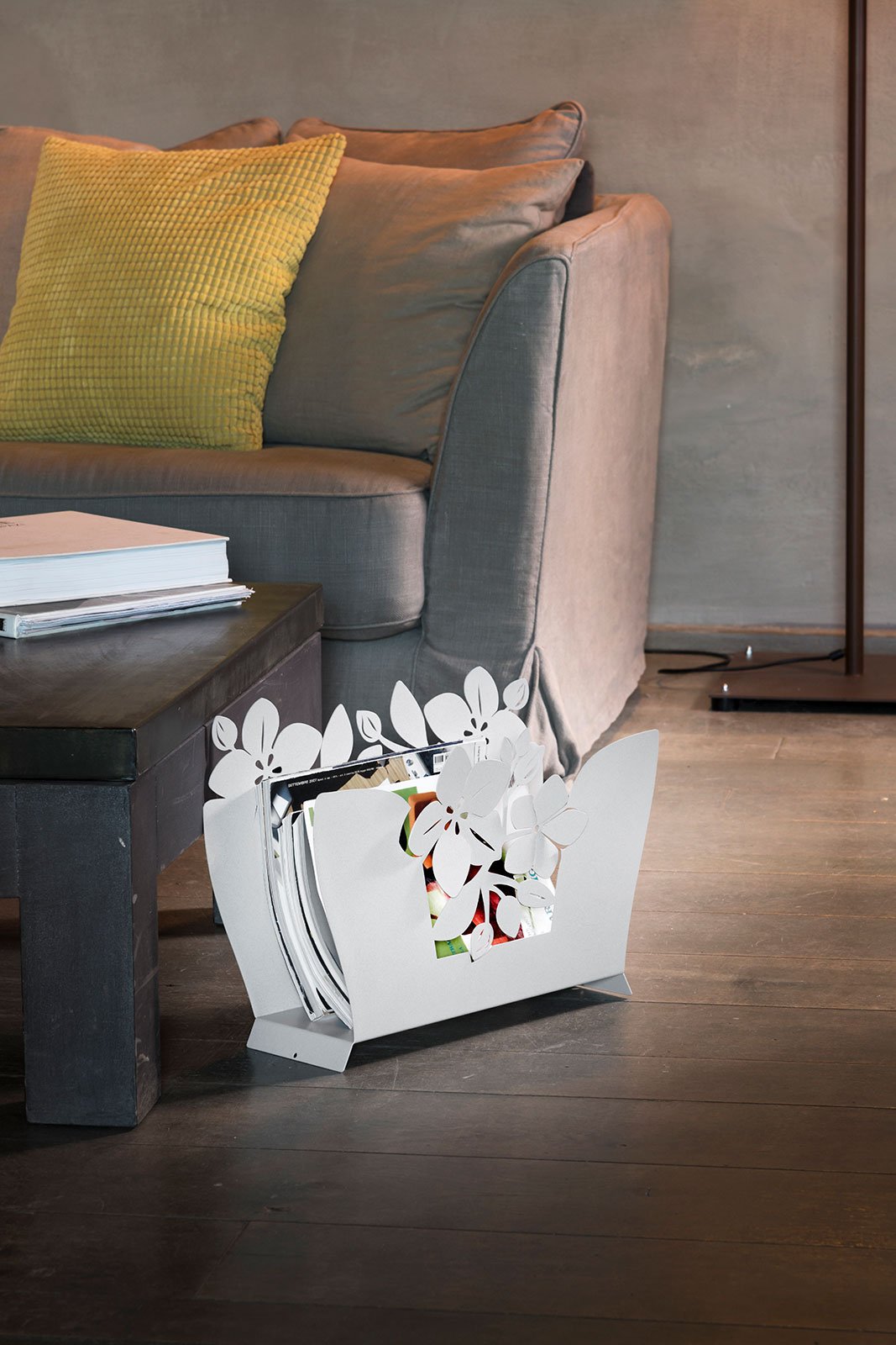 Porta riviste in metallo verniciato di colore avorio. 15 cm di spessore e i fianchi vuoti permettono di inserire giornali di ogni dimensione nel porta riviste Fior di loto. In negozio e online su tuttochic.it