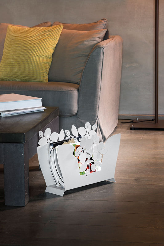 Porta riviste in metallo verniciato di colore avorio. 15 cm di spessore e i fianchi vuoti permettono di inserire giornali di ogni dimensione nel porta riviste Fior di loto. In negozio e online su tuttochic.it