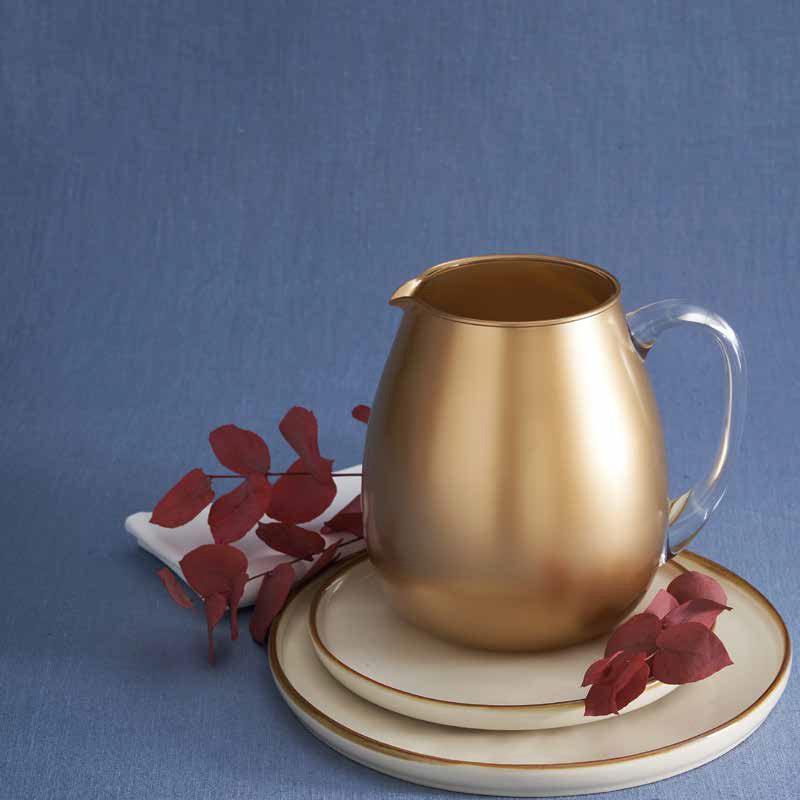 Brocca in acrilico color oro satinato, per alimenti, lavabile in lavastoviglie. La nuova brocca Colorlife Oro dona un tocco scintillante e unico alla personalizzazione della tavola. Capacità: lt. 2,5Dimensioni: ø 20 x h 20 cm. In negozio e online su tuttochic.it