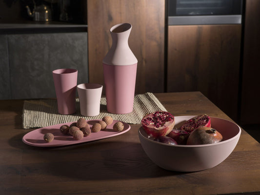 Brocca in Repet (materia prima realizzata con il recupero di imballaggi in plastica post consumo). Dimensione: cm.12 x 12 x h 30. Capacità: lt. 1,50 Colore: rosa. Peso: 520 gr. Made in Italy. In negozio e online su tuttochic.it