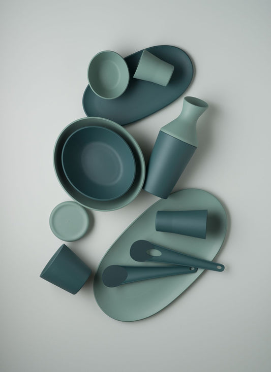 Brocca in Repet (materia prima realizzata con il recupero di imballaggi in plastica post consumo). Dimensione: cm.12 x 12 x h 30. Capacità: lt. 1,50 Colore: ottanio. Peso: 520 gr. Made in Italy. In negozio e online su tuttochic.it