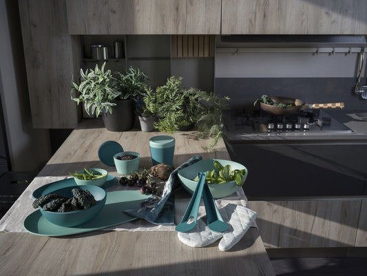 Set di 2 bicchieri da bibita in Repet (materia prima realizzata con il recupero di imballaggi in plastica post consumo). Dimensione: cm.8,6 x 8,6 x h 14,4. Capacità: lt. 0,44 Colore: ottanio. Peso: 138 gr. (singolo). Made in Italy. In negozio e online su tuttochic.it