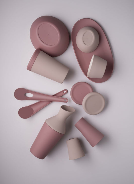 Set di 2 posate da insalata in Repet (materia prima realizzata con il recupero di imballaggi in plastica post consumo). Dimensione: cm. 28,5 x 6,7 x h 4 Peso: 115 gr. Colore: rosa Made in Italy. In negozio e online su tuttochic.it