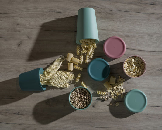 Barattolo contenitore in Repet (materia prima è realizzata con il recupero di imballaggi in plastica post consumo). Dimensione: cm.12 x 12 x h 13,5. Capacità: lt. 0,75 Colore: rosa Made in Italy. In negozio e online su tuttochic.it