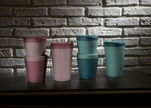 Barattolo contenitore in Repet (materia prima è realizzata con il recupero di imballaggi in plastica post consumo). Dimensione: cm.12 x 12 x h 10. Capacità: lt. 0,50 Colore: ottanio. Made in Italy. In negozio e online su tuttochic.it