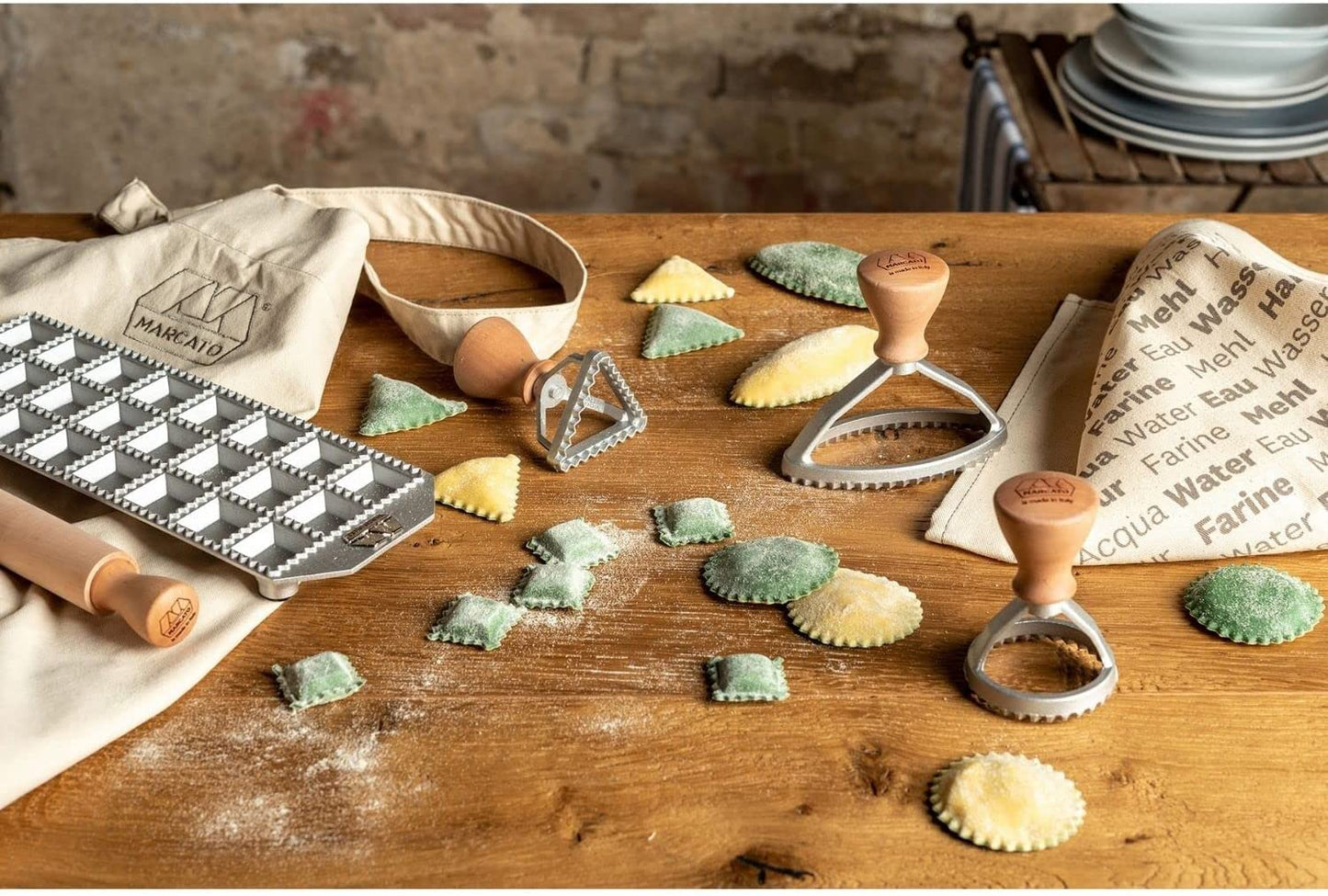 Il set è composto da: tavoletta per 24 ravioli quadrati; mattarello in legno massello di pero; stampino per ravioli tondo 58mm; stampino per raviolo ovale 100 mm stampino per raviolo triangolare 54mm; canovaccio e grembiule Marcato, 100% cotone; ricettario con piatti internazionali. In negozio e online su tuttochic.it
