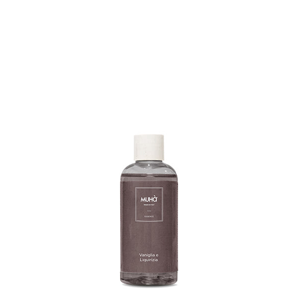 Ricarica per profumatore d'ambiente 100 ml. Info sulla fragranza VANIGLIA E LIQUIRIZIA. La combinazione della liquirizia nera con la delicatezza della vaniglia accompagnata da note di cocco, fieno greco e legno di guaiaco rigenerano lo spirito e l’aria con un’ aroma penetrante. In negozio e online su tuttochic.it