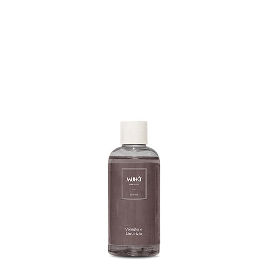 Ricarica per profumatore d'ambiente 100 ml. Info sulla fragranza VANIGLIA E LIQUIRIZIA. La combinazione della liquirizia nera con la delicatezza della vaniglia accompagnata da note di cocco, fieno greco e legno di guaiaco rigenerano lo spirito e  l’aria con un’ aroma penetrante. In negozio e online su tuttochic.it