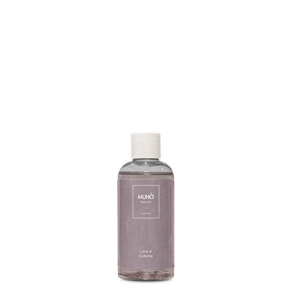 Ricarica per profumatore d'ambiente 100 ml. Lino e Cotone Fragranza intensa, semplice e raffinata ispirata al profumo di pulito. Le note di Alghe marine, petali di rosa, lavanda, sandalo e muschi di quercia ricordano le bianche lenzuola scaldate dal sole e asciugate al vento. In negozio e online su tuttochic.it