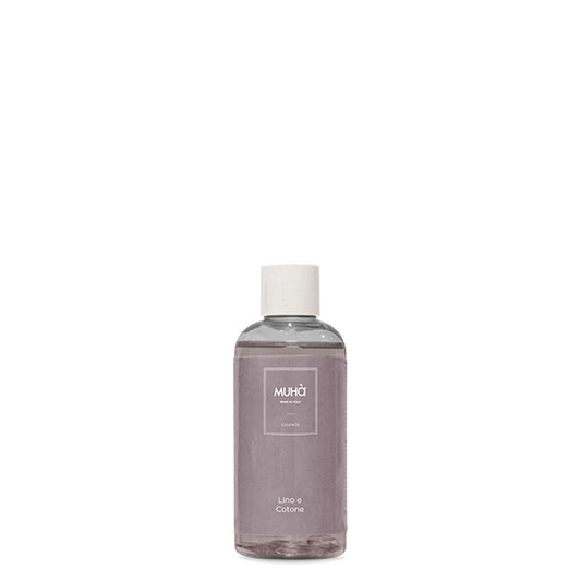 Ricarica per profumatore d'ambiente 100 ml. Lino e Cotone Fragranza intensa, semplice e raffinata ispirata al profumo di pulito. Le note di Alghe marine, petali di rosa, lavanda, sandalo e muschi di quercia ricordano le bianche lenzuola scaldate dal sole e asciugate al vento. In negozio e online su tuttochic.it