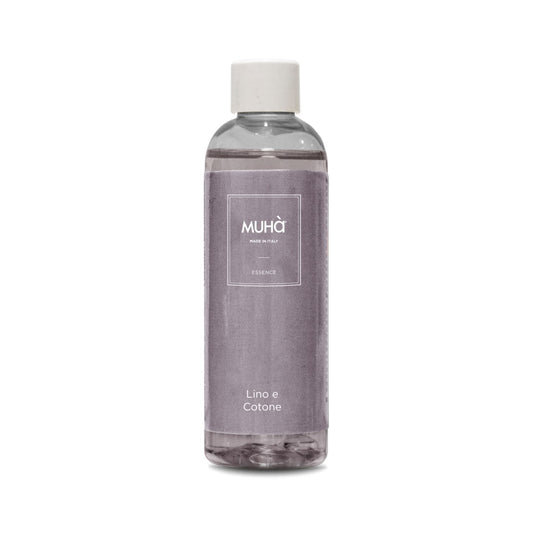 Ricarica per profumatore d'ambiente 200 ml. Lino e Cotone Fragranza intensa, semplice e raffinata ispirata al profumo di pulito. Le note di Alghe marine, petali di rosa, lavanda, sandalo e muschi di quercia ricordano le bianche lenzuola scaldate dal sole e asciugate al vento. In negozio e online su tuttochic.it
