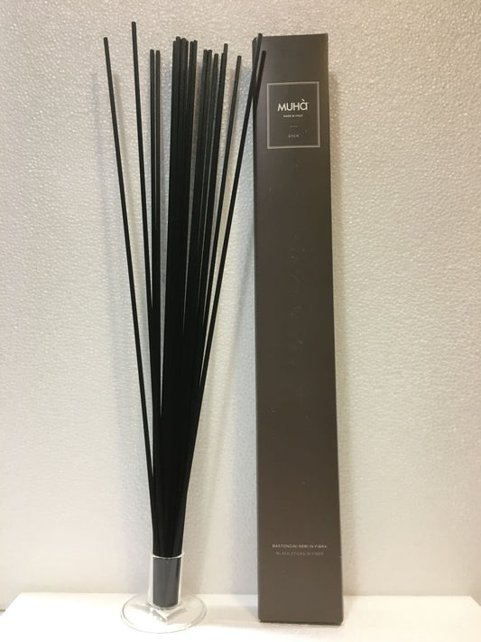 Bastoncini in fibra neri per diffusori di profumo. Scegli quanti bastoncini utilizzare per dare all'ambiente l'intensità di profumo che preferisci. Più bastoncini vengono utilizzati più il profumo è intenso e si diffonde rapidamente. Set di 20 pezzi da 4 mm di ø e lunghi 50 cm. In negozio e online su tuttochic.it