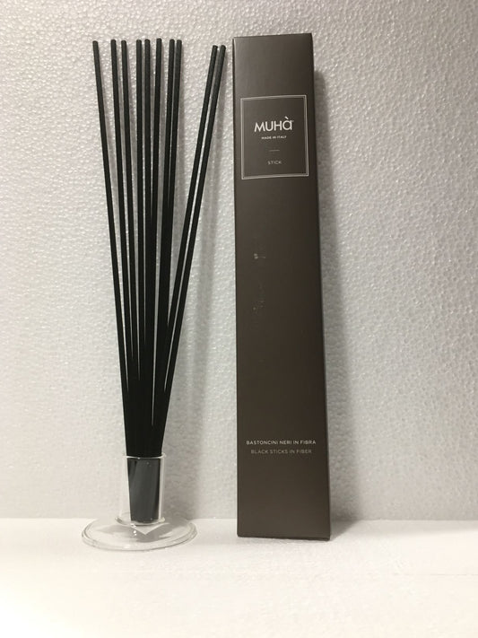 Bastoncini in fibra neri di ricambio per diffusori di profumo. Scegli quanti bastoncini utilizzare per dare all'ambiente l'intensità di profumo che preferisci. Più bastoncini vengono utilizzati più il profumo è intenso e l'essenza si diffonde rapidamente. Set di 6 pezzi da 4 cm di diametro e lunghi 27 cm