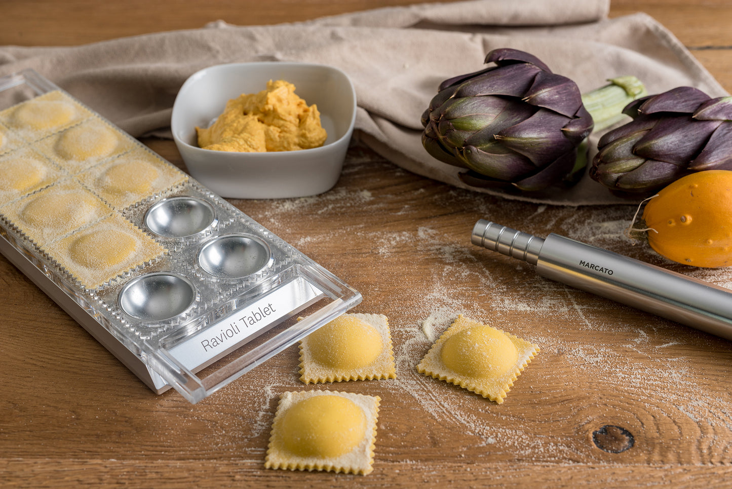 Tavoletta per Ravioli Argento Ravioli Tablet. La base è realizzata in solido alluminio anodizzato per alimenti. La superficie da taglio removibile è in policarbonato alimentare trasparente, facile da pulire e dal taglio sempre netto e preciso. Dimensioni: cm 33.8 × 12 × 2.7 h. In negozio e online su tuttochic.it