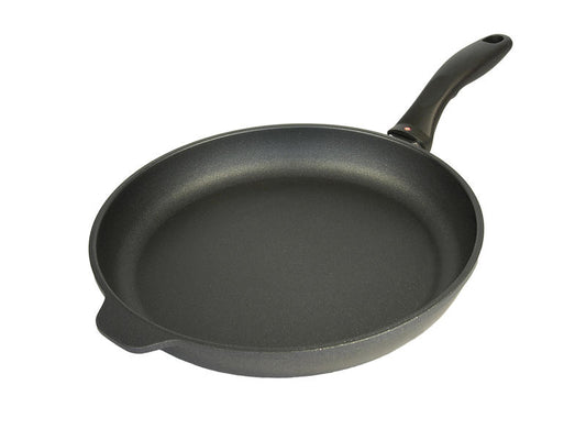 Padella in alluminio antiaderente con rivestimento diamantato per cucinare senza grassi Swiss Diamond. In negozio e online su tuttochic.it