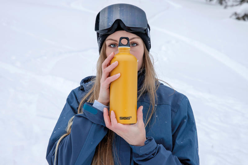 La bottiglia Traveller è l'unione perfetta di design alla moda e alluminio di alta qualità, riciclabile. Estremamente leggera e robusta, può essere portata con solo un dito. In negozio e online su tuttochic.it