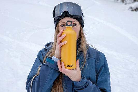 La bottiglia Traveller è l'unione perfetta di design alla moda e alluminio di alta qualità, riciclabile. Estremamente leggera e robusta, può essere portata con solo un dito. In negozio e online su tuttochic.it