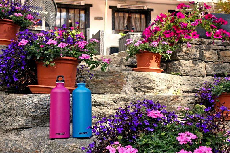 La bottiglia Traveller è l'unione perfetta di design alla moda e alluminio di alta qualità, riciclabile. Estremamente leggera e robusta, può essere portata con solo un dito. In negozio e online su tuttochic.it