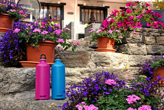 La bottiglia Traveller è l'unione perfetta di design alla moda e alluminio di alta qualità, riciclabile. Estremamente leggera e robusta, può essere portata con solo un dito. In negozio e online su tuttochic.it