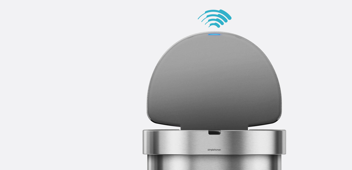 Portarifiuti in acciaio inox molto capiente con sensore. Gli infrarossi rilevano nella zona frontale il semplice movimento della mano aprendo automaticamente il coperchio. In negozio e online su tuttochic.it