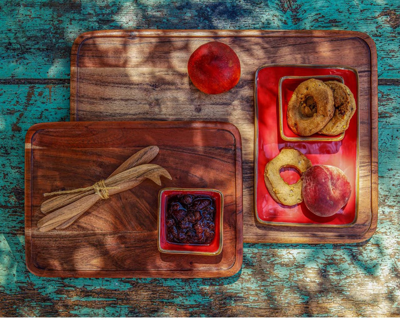 Vassoio rettangolare in legno di acacia. Dimensioni: 28 x 20 x 1.5 h SQUADRATI PER L’ELEGANZA Leggeri e versatili. In negozio e online su tuttochic.it