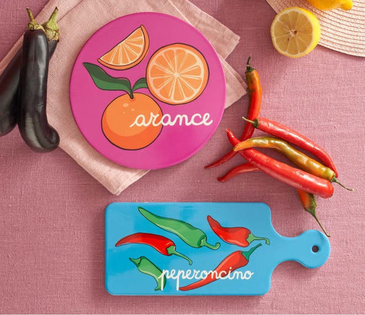 Vassoio ovale in melamina decorata. La melamina, un materiale resistente, leggero, altamente igienico e di facile manutenzione. Dalla superficie brillante e di lunghissima durata. Dimensioni: cm 45 X 30 x 2 h Lavabile in lavastoviglie Utilizzabile in forno a microonde. In negozio e online su tuttochic.it