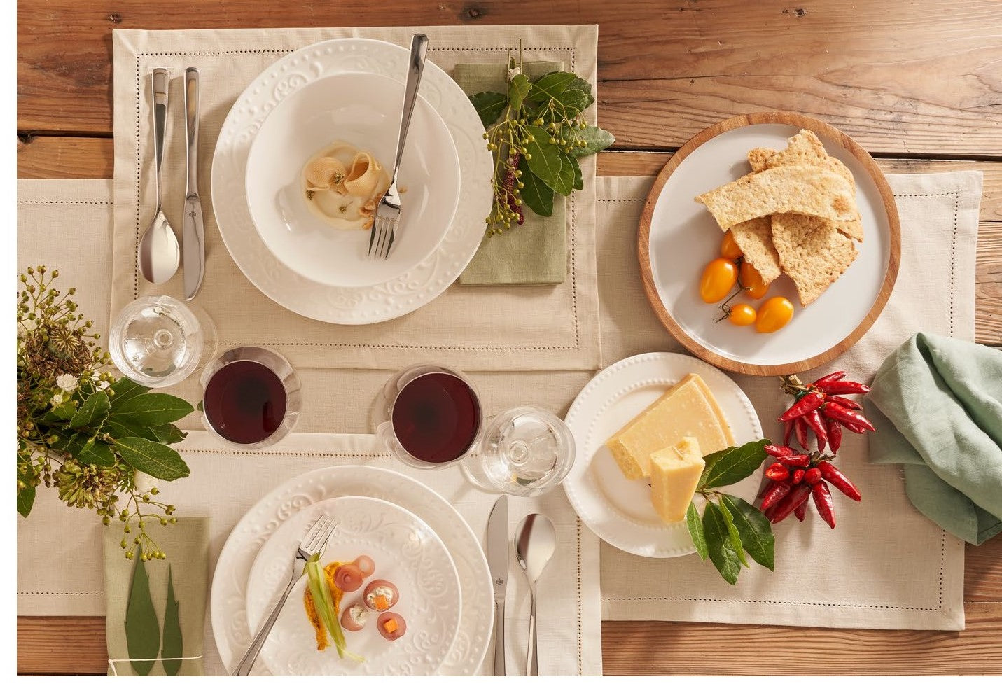Tovaglietta rettangolare in cotone di colore Ecrù. Dimensioni: cm 35 x 47. Una collezione tessile per vestire la tavola in puro stile countryside, come la tradizione toscana insegna. Per creare la mise en place perfetta per ogni occasione di convivialità. In negozio e online su tuttochic.it