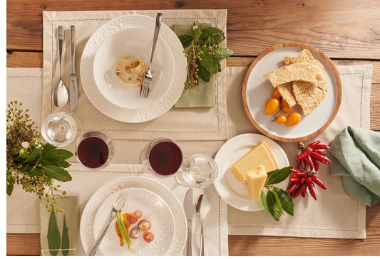 Tovaglietta rettangolare in cotone di colore Ecrù. Dimensioni: cm 35 x 47. Una collezione tessile per vestire la tavola in puro stile countryside, come la tradizione toscana insegna. Per creare la mise en place perfetta per ogni occasione di convivialità. In negozio e online su tuttochic.it