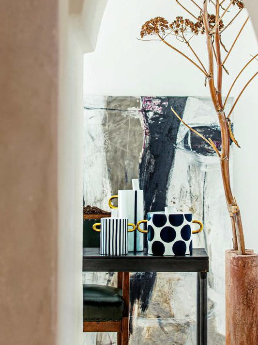 Vaso in porcellana decorata di colore bianco, nero (guarda che è blu) e oro. Dimensioni: cm 18 x 11.5 x 33.5 h. In negozio e online su tuttochic.it