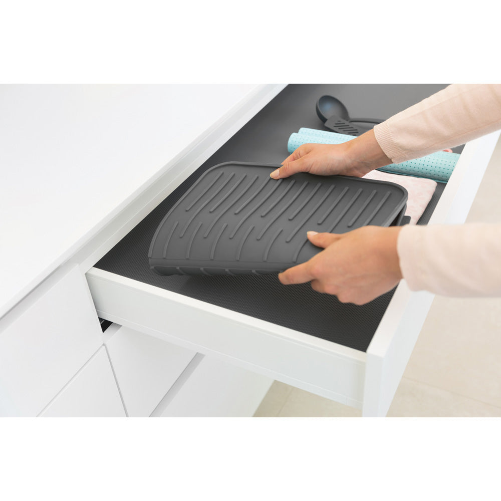 Realizzato in morbido silicone, antiscivolo - adatto per piatti, tazze e bicchieri fragili. Realizzato in silicone resistente – facile da pulire ed adatto per lavastoviglie. Colore grigio scuro 5 anni di garanzia. Dimensioni Altezza: 0,9 cm Lunghezza: 43,8 cm Larghezza : 32,5 cm. In negozio e online su tuttochic.it
