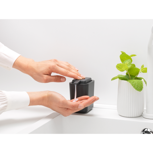 Questo dispenser sapone Brabantia SinkSide, non si limita ad erogare sapone, ma è elegante dall’ampia apertura per ricaricarlo alla base antiscivolo. Può contenere 200 ml di sapone per le mani o detergente per piatti. Dimensioni: Altezza: 11,7 cm Lunghezza: 9,5 cm Larghezza : 5,8 cm. In negozio e online su tuttochic.it