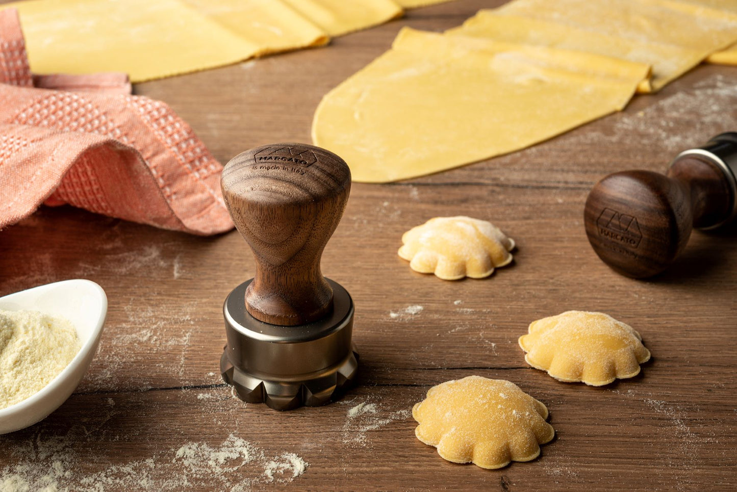 Stampino per ravioli a forma circolare di fiore con diametro di 5 cm, realizzato in alluminio anodizzato per garantire un taglio netto della sfoglia. Il piattello centrale, grazie ad un meccanismo a molla, è pensato per pressare uniformemente il ripieno. Dimensioni: cm ø 5 × 8,5 h. In negozio e online su tuttochic.it