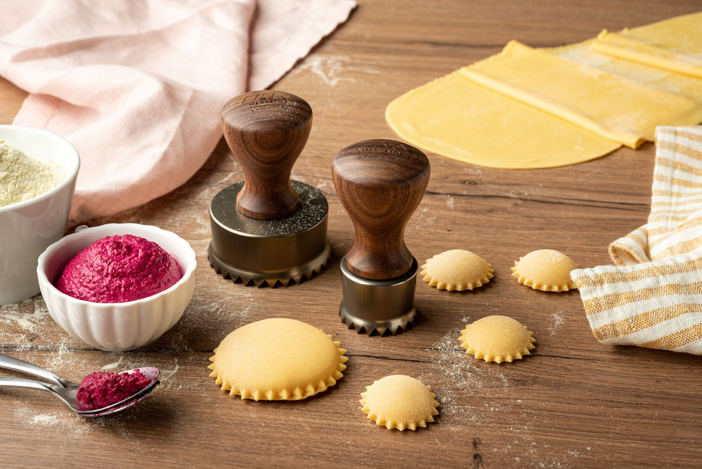 Stampino per ravioli di forma circolare con bordi a zig-zag, realizzato in alluminio anodizzato per garantire un taglio netto della sfoglia. Il piattello centrale, grazie ad un meccanismo a molla è pensato per pressare uniformemente il ripieno. Dimensioni: mm ø 38 × 85 h. In negozio e online su tuttochic.it