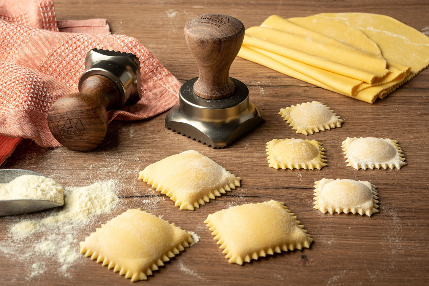 Stampino per ravioli di forma quadrata da 45 mm, realizzato in alluminio anodizzato per garantire un taglio netto della sfoglia. Il piattello centrale, grazie ad un meccanismo a molla, è pensato per pressare uniformemente il ripieno. Dimensioni: mm 45 x 45 × 85 h. In negozio e online su tuttochic.it