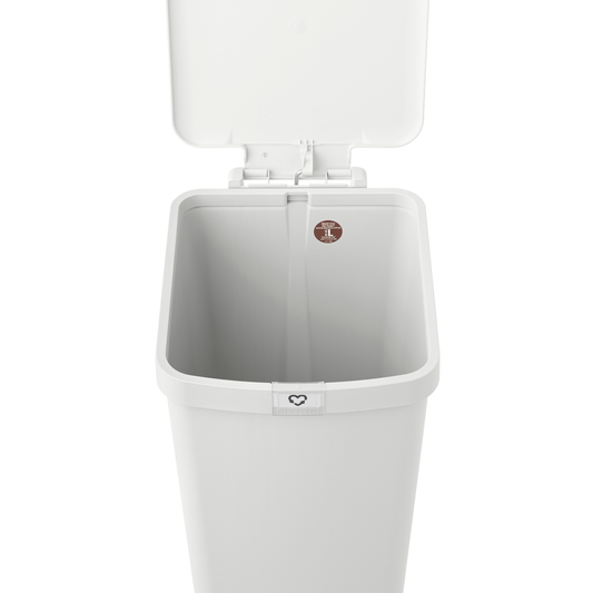 Pattumiera a pedale di colore grigio chiaro StepUp 40 litri . Realizzata con il 91% di materiale riciclato ed ideata per il riciclaggio dei rifiuti. 10 anni di utilizzo & Garanzia. Dimensioni Altezza: 66,6 cm Lunghezza: 35,2 cm Larghezza : 28 cm Capacità (lt.): 40 litri. In negozio e online su tuttochic.it