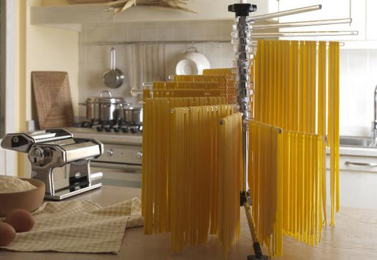 Tacapasta è sistema per l’essiccatura della pasta: sulle 16 aste a braccio è possibile stendere ben 2 chilogrammi di pasta fresca lunga. Le aste ruotano intorno a una colonna centrale, all’interno della quale è inserita una bacchetta estraibile che servirà per raccogliere la pasta. In negozio e online su tuttochic.it