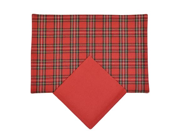Tovaglietta rettangolare 100% cotone con decoro Tartan rosso + tovagliolo 100% cotone tinta unita di colore rosso. Dimensioni: tovaglietta ( cm 33x48), tovagliolo (cm 42x42). In negozio e online su tuttochic.it