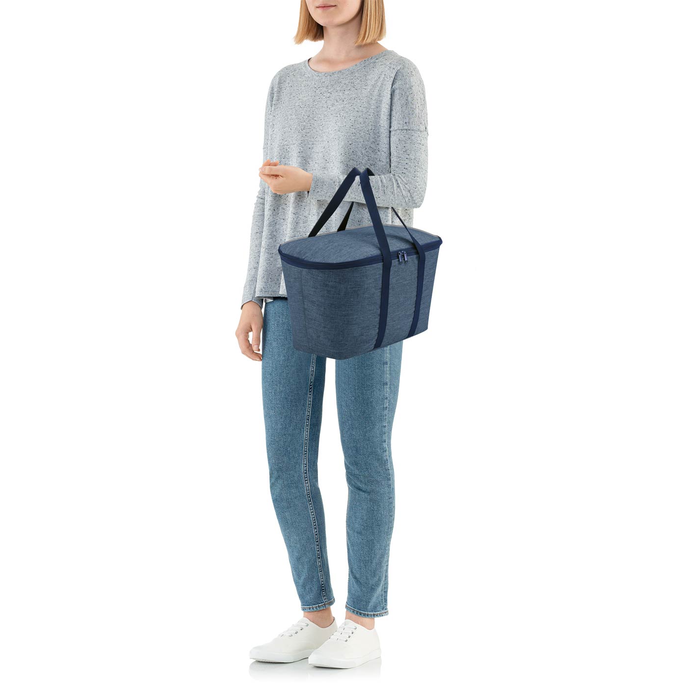 La borsa frigo Coolerbag Twist Blue è fatta su misura per funzionare come borsa per il trasporto, cestino della spesa, o come un compagno fantastico da solo. Caratteristiche Dimensioni (L x A x P in cm): 44,5 x 24,5 x 25 Capacità: 20 l Tessuto con tre volte più fili fini e multicolori, colore blu.