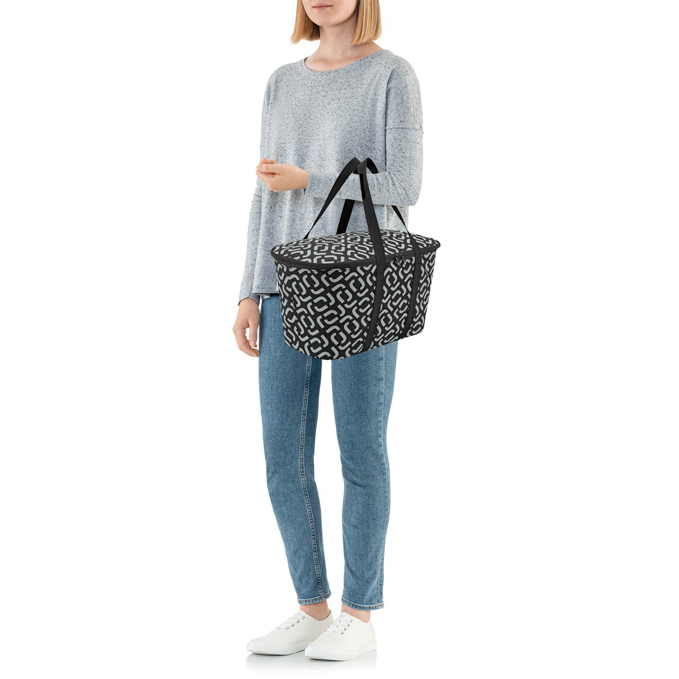 La borsa frigo Coolerbag Signature Black è fatta su misura per funzionare come borsa per il trasporto, cestino della spesa, di colore a fantasia bianco e nero. Caratteristiche Dimensioni (L x A x P in cm): 44,5 x 24,5 x 25 Volume: 20 lt. L'isolamento molto spesso offre eccellenti prestazioni di raffreddamento.
