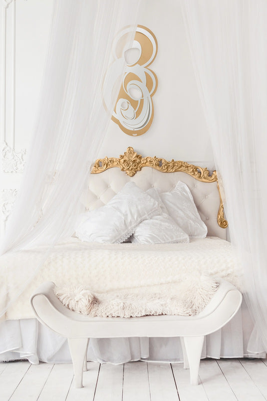 Icona di metallo da appendere verniciata nei colori oro e bianco marmo rappresentante la Sacra Famiglia. Ideale per ambienti arredati seguendo uno stile contemporaneo. Dimensioni: cm 27 x 52 h. In negozio e online su tuttochic.it