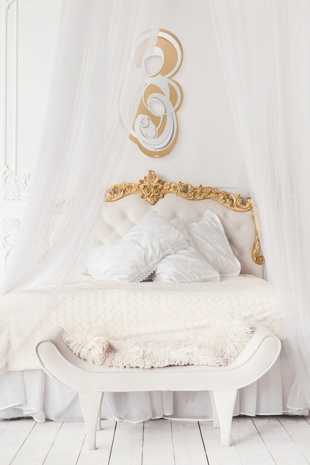 Icona di metallo da appendere verniciata nei colori oro e bianco marmo rappresentante la Sacra Famiglia. Ideale per ambienti arredati seguendo uno stile contemporaneo. Dimensioni: cm 27 x 52 h. In negozio e online su tuttochic.it