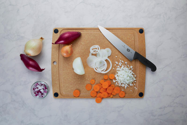 Swiss Classic Set 5 pezzi coltelli da cucina Swiss Made con lama in acciaio inox. ideali per cucine casalinghe .La confezione contiene: Spelucchino seghettato 8 cm Spelucchino liscio 8 cm Coltello tavola seghettato 11 cm Coltello cucina 19 cm Coltello pane cm 21. In negozio e online su tuttochic.it