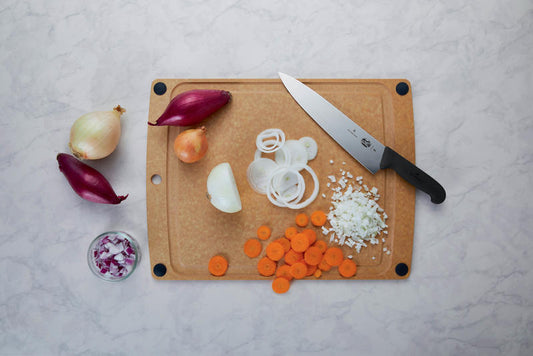 Swiss Classic Set 5 pezzi coltelli da cucina Swiss Made con lama in acciaio inox. ideali per cucine casalinghe .La confezione contiene: Spelucchino seghettato 8 cm Spelucchino liscio 8 cm Coltello tavola seghettato 11 cm Coltello cucina 19 cm Coltello pane cm 21. In negozio e online su tuttochic.it