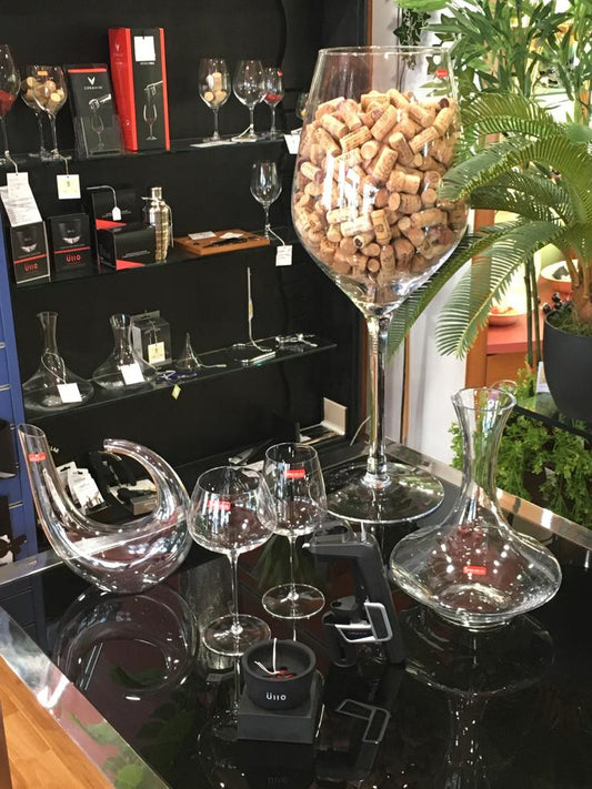 Calice gigante in vetro cristallino. Ideale per scenografie e complemento d'arredo. Dimensioni: mm 290 x 750 h - Capacità: 15 litri. Lavabile in lavastoviglie. In negozio e online su tuttochic.it