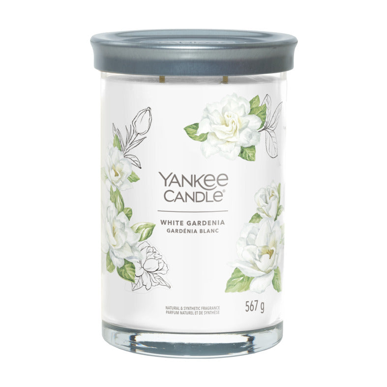 Una fragranza che evoca il profumo del cotone asciugato al sole, ispirata a note verdi, fiori bianchi, con un tocco di limone. La candela tumbler presenta un coperchio di latta satinato che si adatta alla perfezione alla base rendendolo un perfetto sottocandela. Durata 60 a 100 ore. In negozio e online su tuttochic.it