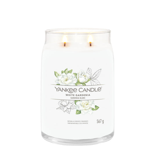 Informazioni sulla fragranza - Questa è una fragranza Fiorita. Il profumo ammaliante ispirato all'eleganza delle gardenie bianche in fiore. Candela realizzata con due stoppini e un mix di altissima qualità di cera di soia. Tempo di combustione: 60 a 90 ore. In negozio e online su tuttochic.it